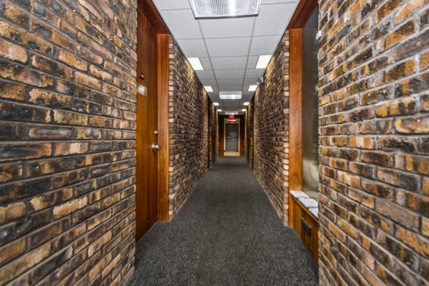 315-345 W Northwest Hwy, Palatine, IL for lease - Interior Photo - Image 2 of 9