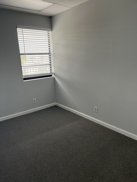 106 E Commerce Way, Jupiter, FL for lease - Interior Photo - Image 3 of 6