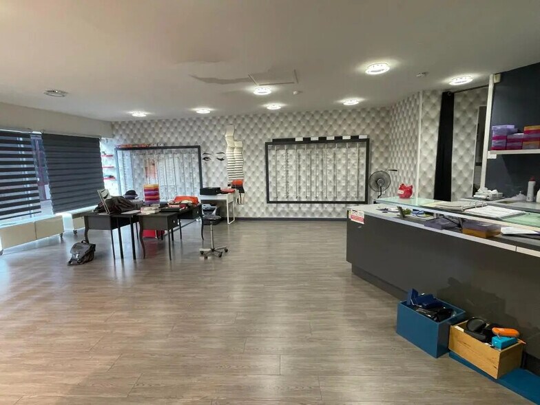 Retail in Val-de-Reuil for sale - Interior Photo - Image 3 of 4