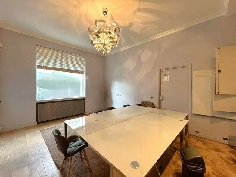 Retail in Antibes for lease - Interior Photo - Image 3 of 11