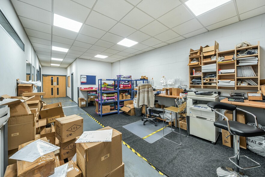 Garnett Close, Watford for lease - Building Photo - Image 3 of 7