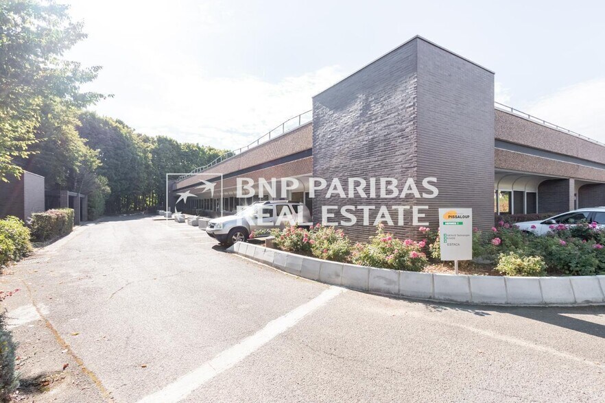 Office in Trappes for lease - Building Photo - Image 3 of 36