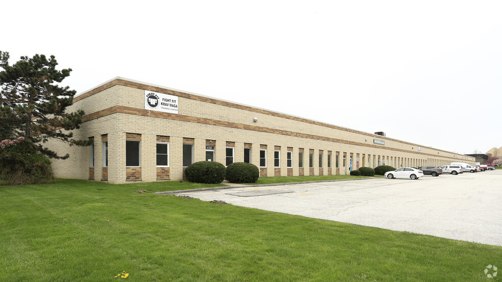 4512-4588 Renaissance Pky, Warrensville Heights, OH for lease - Primary Photo - Image 1 of 5