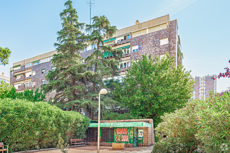 Multifamily in Madrid, Madrid for sale - Primary Photo - Image 1 of 2