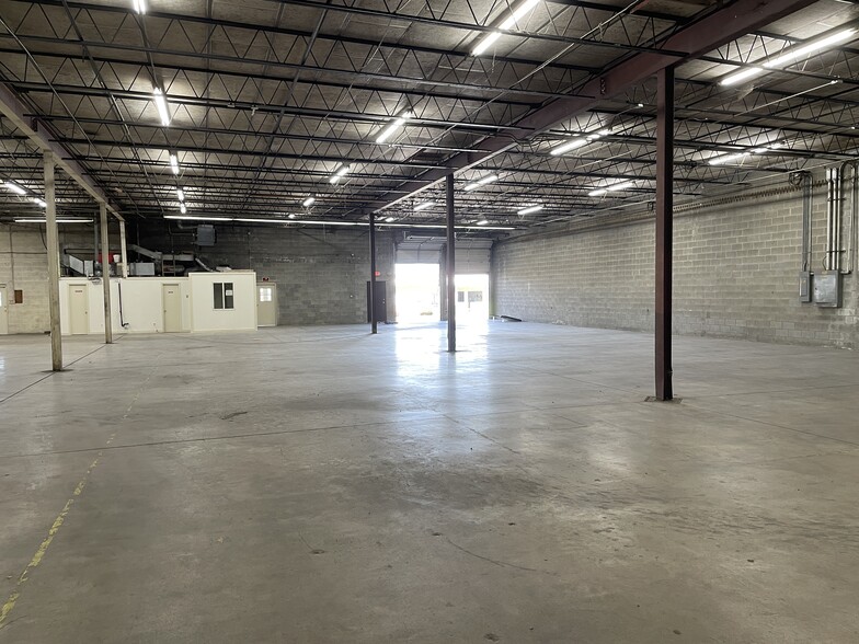 132-144 Industrial Ave, Greensboro, NC for lease - Building Photo - Image 3 of 11