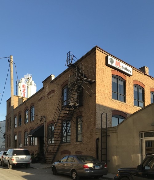 1529 W Armitage Ave, Chicago, IL for lease - Primary Photo - Image 1 of 26