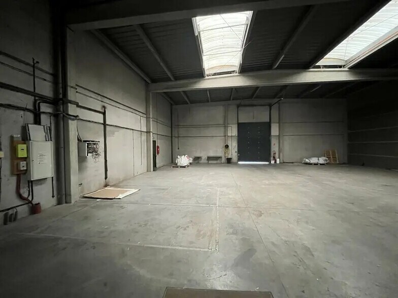 Flex in Roncq for lease - Interior Photo - Image 2 of 6