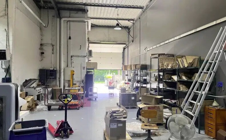 Flex in Bondy for lease - Interior Photo - Image 2 of 5