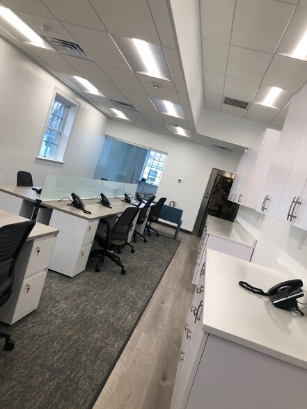 263 Sea Cliff Ave, Sea Cliff, NY for lease - Interior Photo - Image 2 of 5