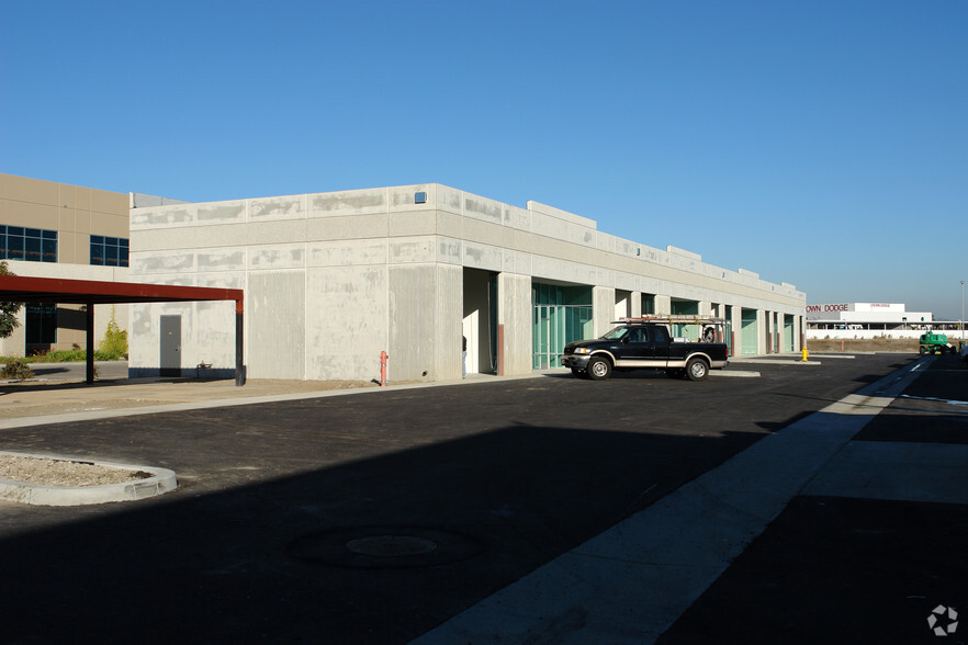 6067 Olivas Park Dr, Ventura, CA for lease - Primary Photo - Image 1 of 2