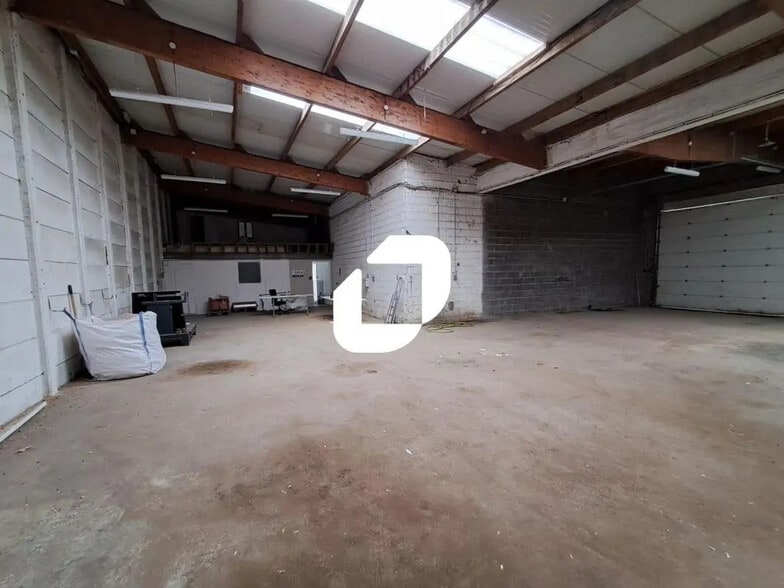 Office in Gondecourt for lease - Interior Photo - Image 2 of 15