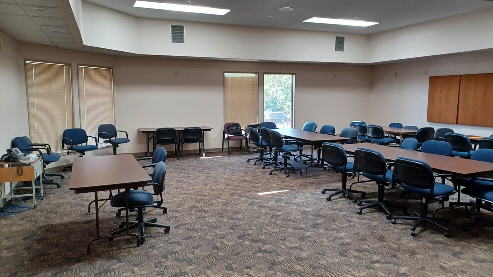 931 13th Ave N, Clinton, IA for lease - Interior Photo - Image 3 of 18