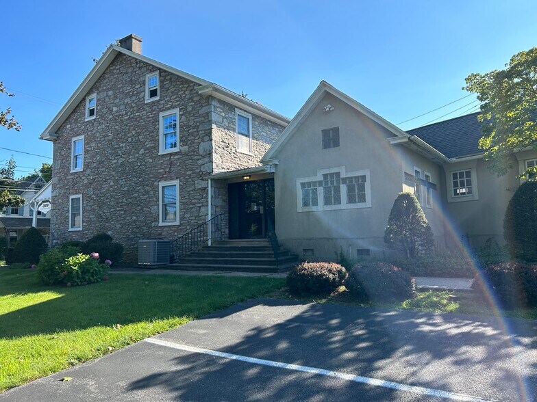 879 Fritztown Rd, Sinking Spring, PA 19608 Office for Lease