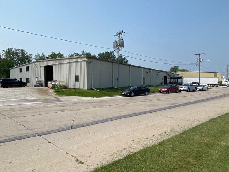 1025 E Albert Dr, Manitowoc, WI for sale - Primary Photo - Image 1 of 1