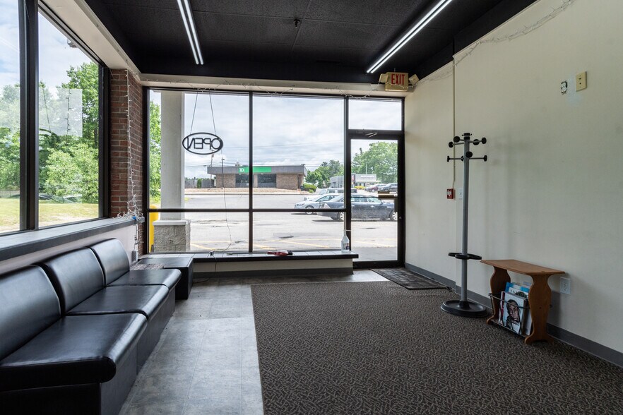 76 Derry Rd, Hudson, NH for lease - Interior Photo - Image 2 of 5