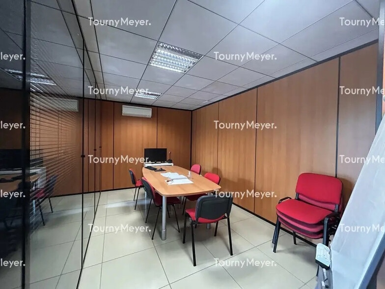 Office in Saint-Jean for lease - Building Photo - Image 3 of 8