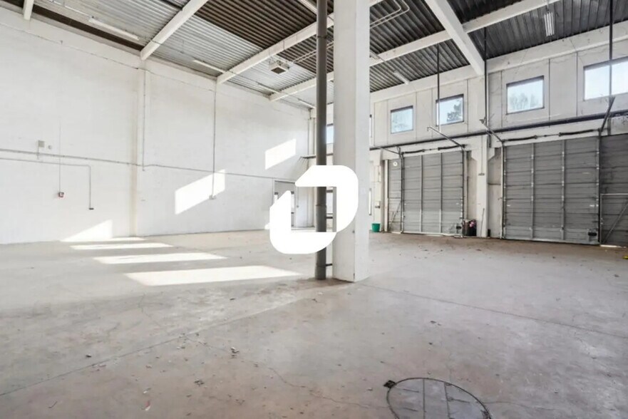 Flex in Lognes for lease - Interior Photo - Image 2 of 13