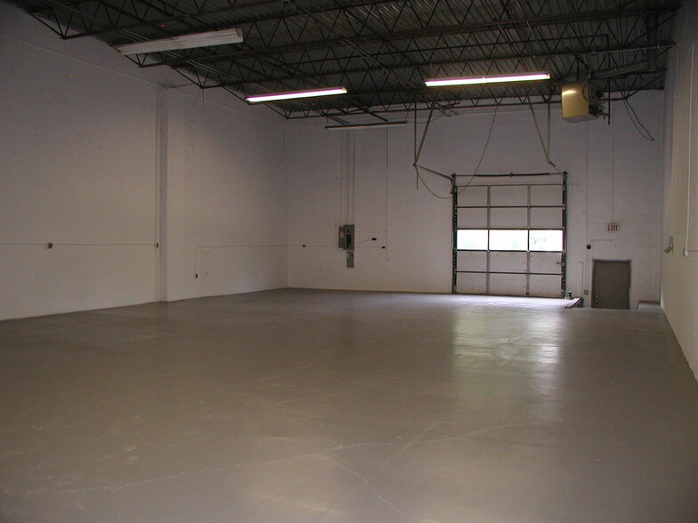 20978-21084 Bridge St, Southfield, MI for lease - Interior Photo - Image 3 of 4