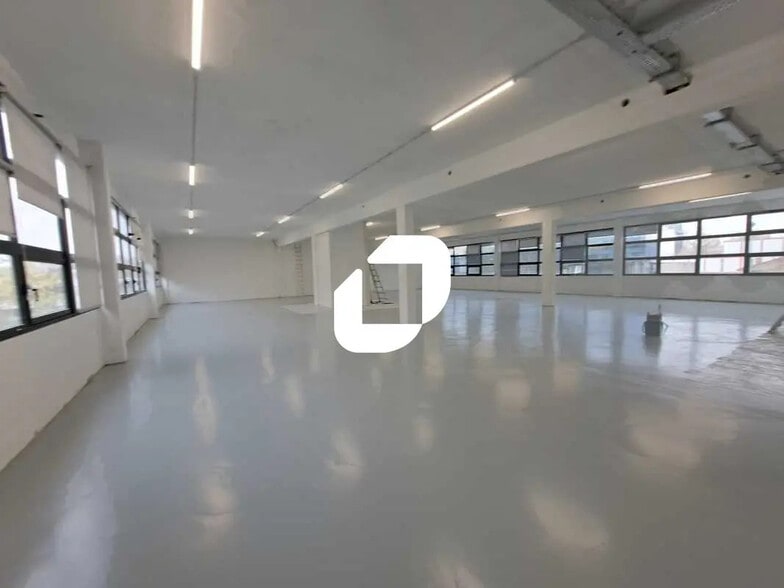 Flex in Bagnolet for lease - Interior Photo - Image 1 of 8