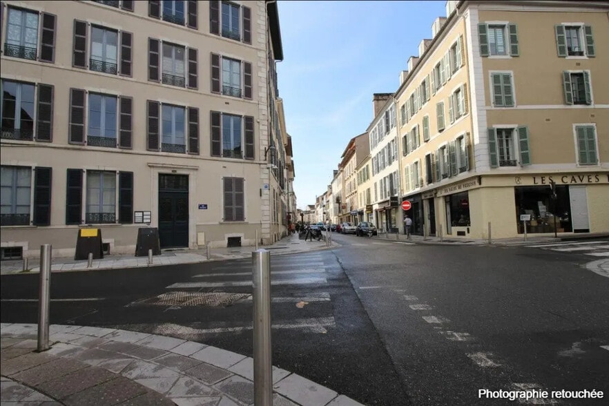 Retail in Pau for lease - Building Photo - Image 2 of 5