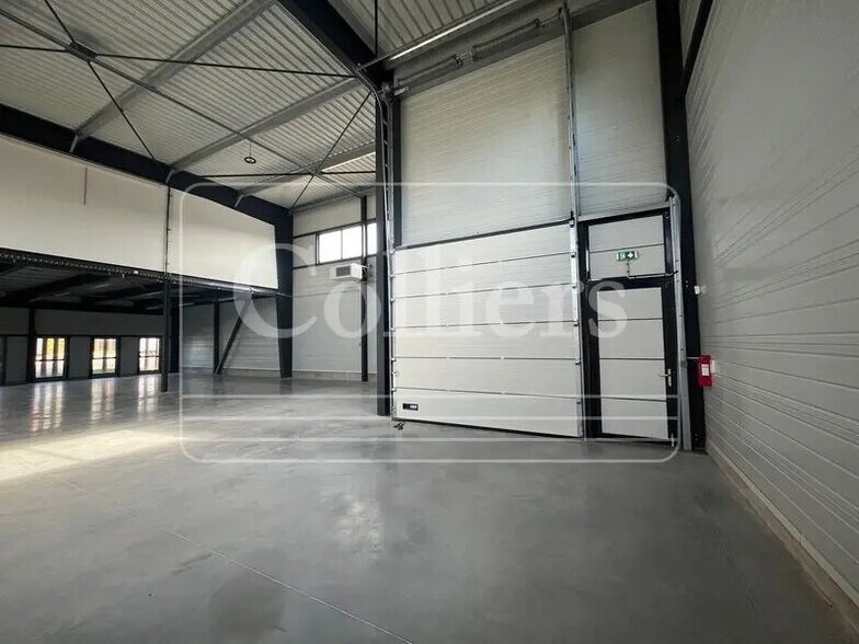 Flex in Venelles for lease - Interior Photo - Image 2 of 8