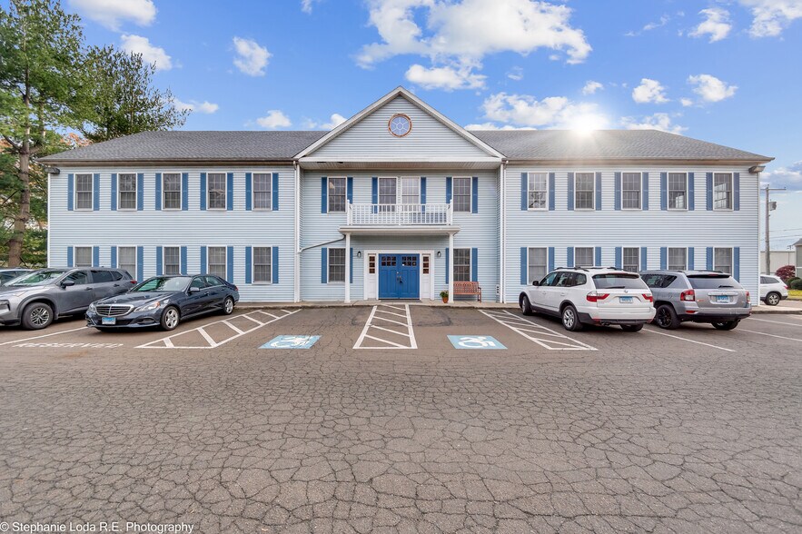 15 Maiden Ln, North Haven, CT 06473