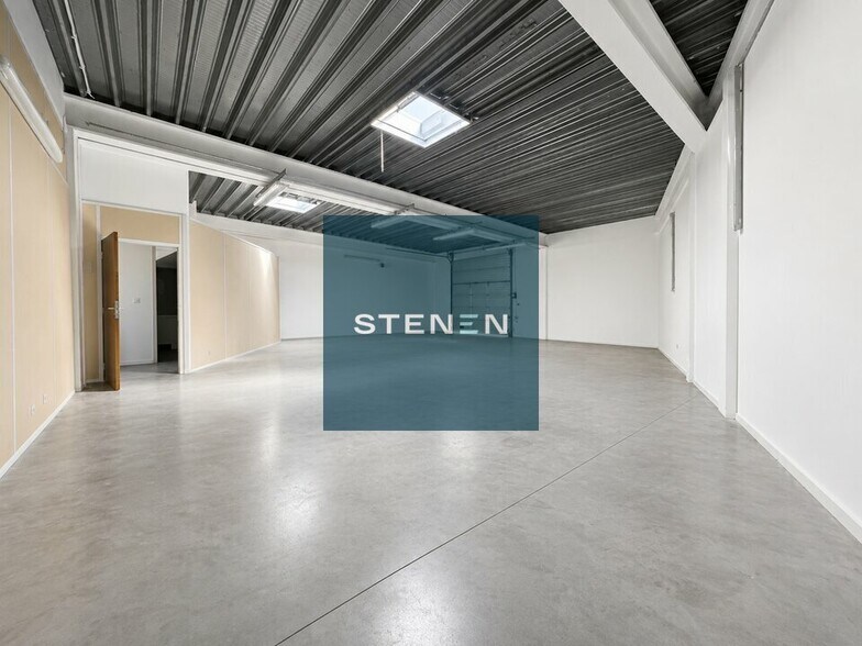 415 Rue Claude Nicolas Ledoux, Aix-en-Provence for lease - Interior Photo - Image 2 of 7