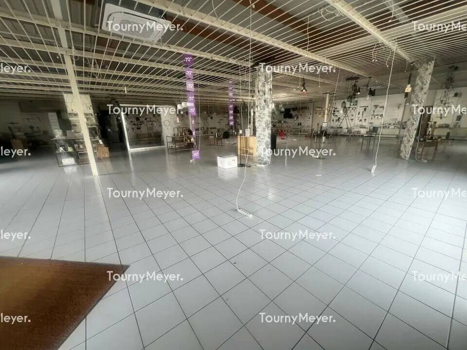 Location Commerce 708 m² - Photo 1