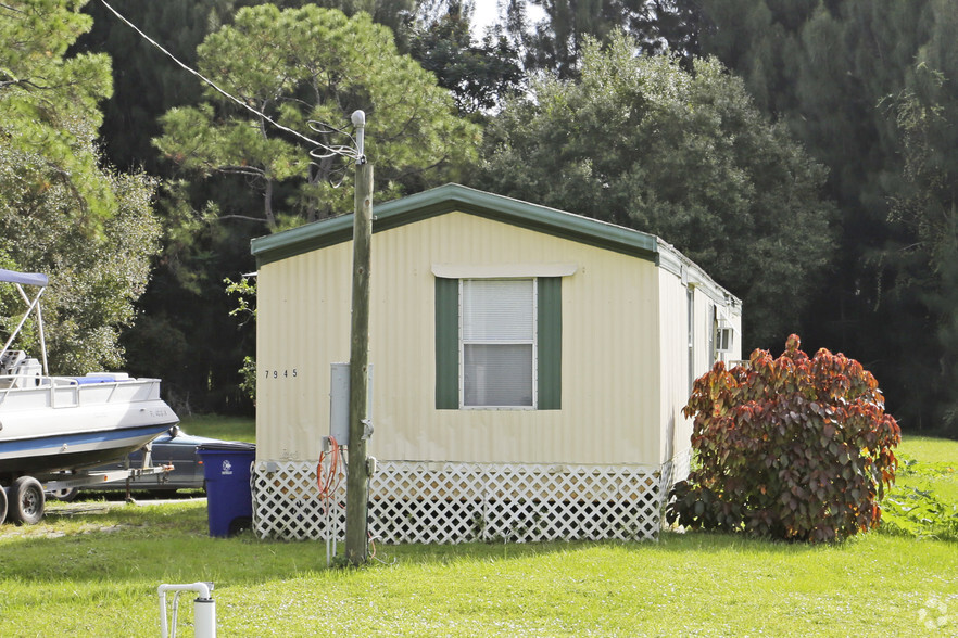 7945 Hart Dr, North Fort Myers, FL for sale - Primary Photo - Image 1 of 1