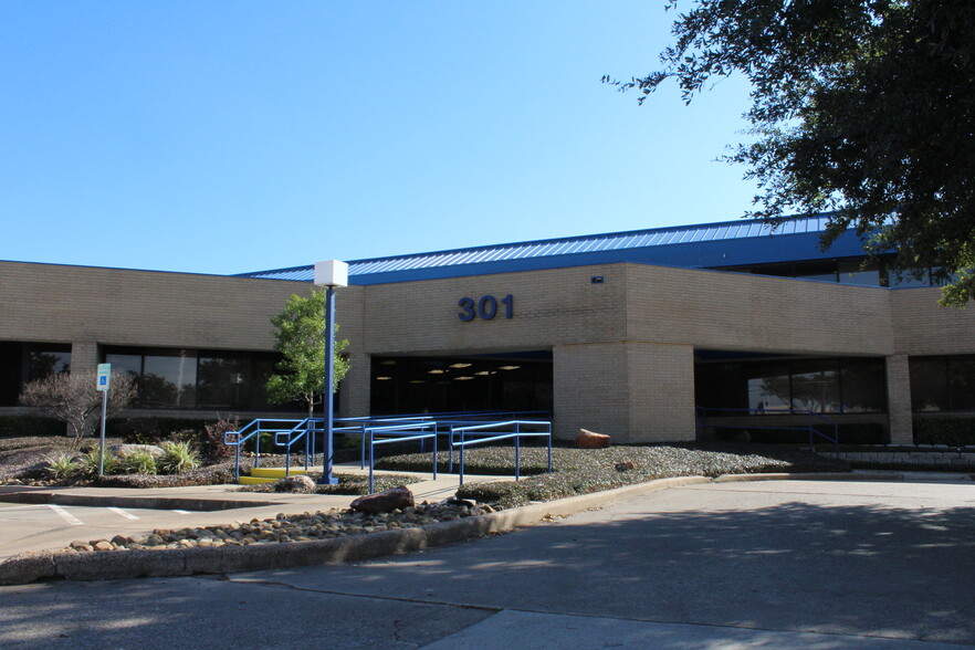 301 S Sherman St, Richardson, TX for lease - Building Photo - Image 2 of 4