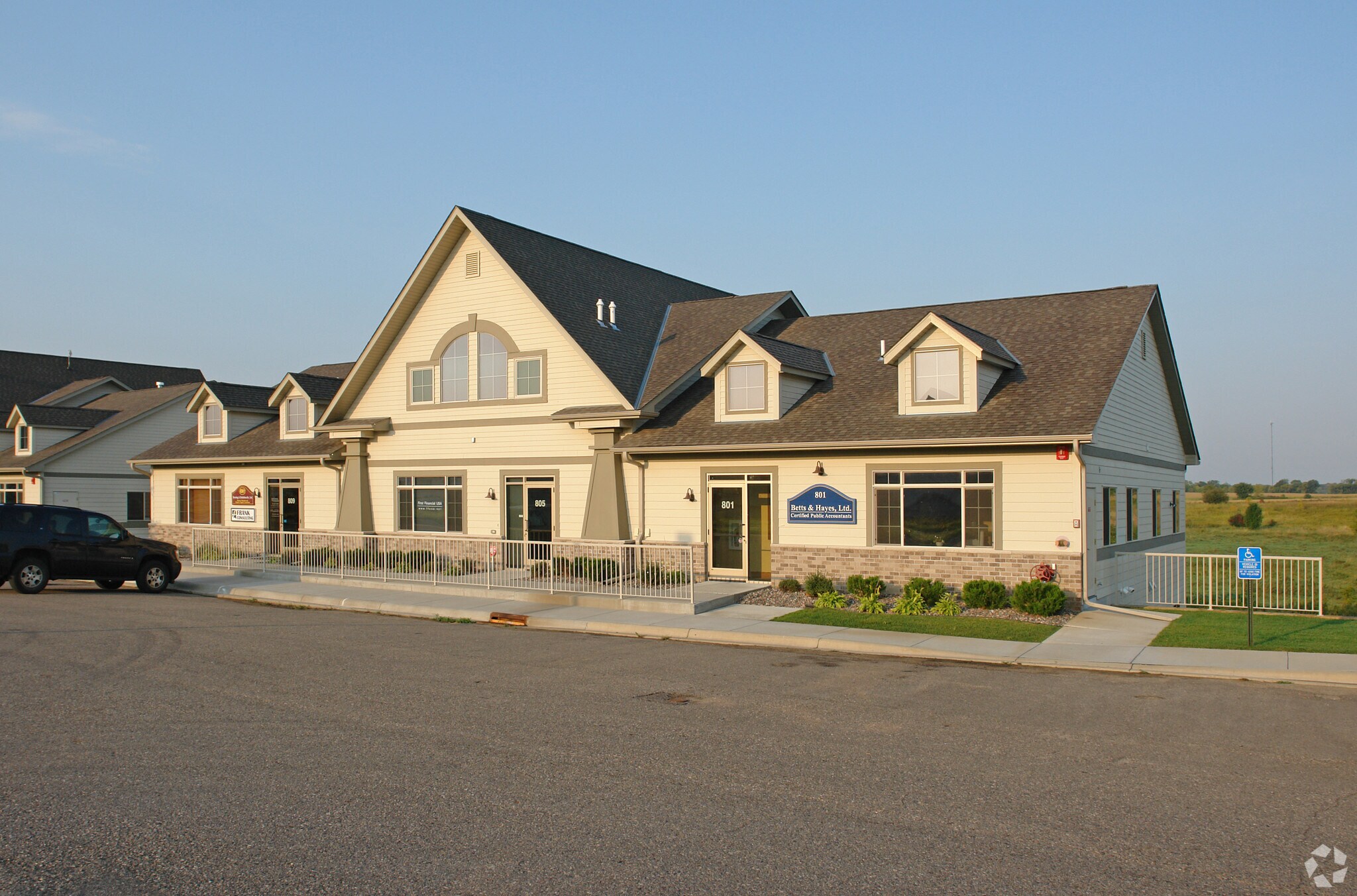 801-809 Meander Ct, Medina, MN for lease Primary Photo- Image 1 of 38