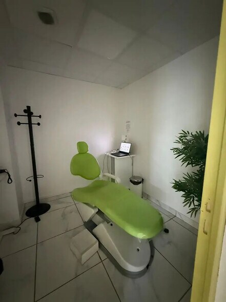 Retail in Villemomble for lease - Interior Photo - Image 2 of 4