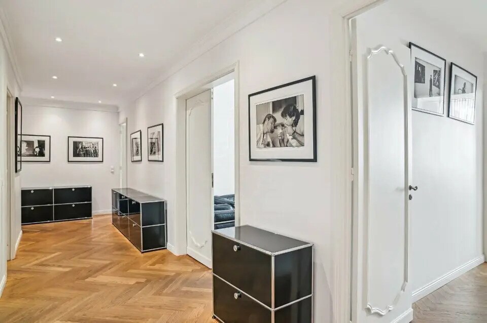 Office in Paris for lease Interior Photo- Image 1 of 7
