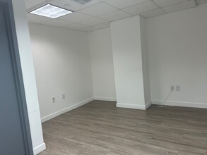 33 SW 2nd Ave, Miami, FL for lease Interior Photo- Image 2 of 4