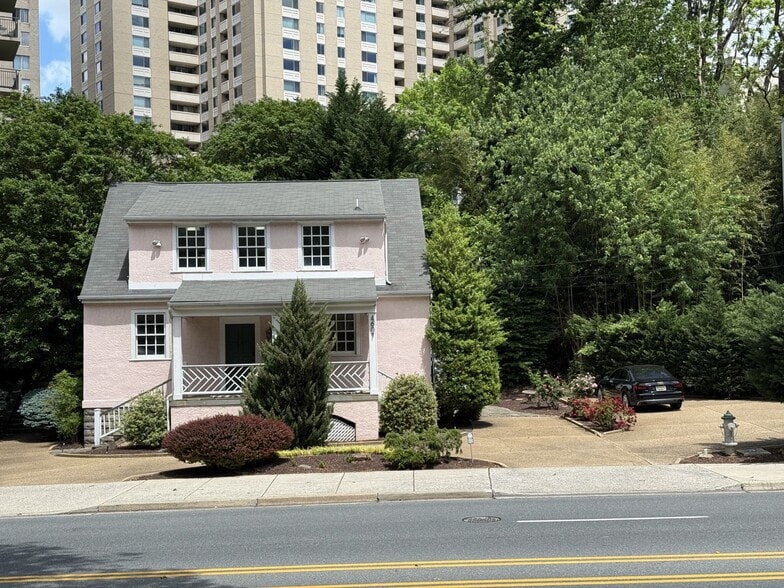 4607 Willard Ave, Chevy Chase, MD for sale - Building Photo - Image 2 of 2