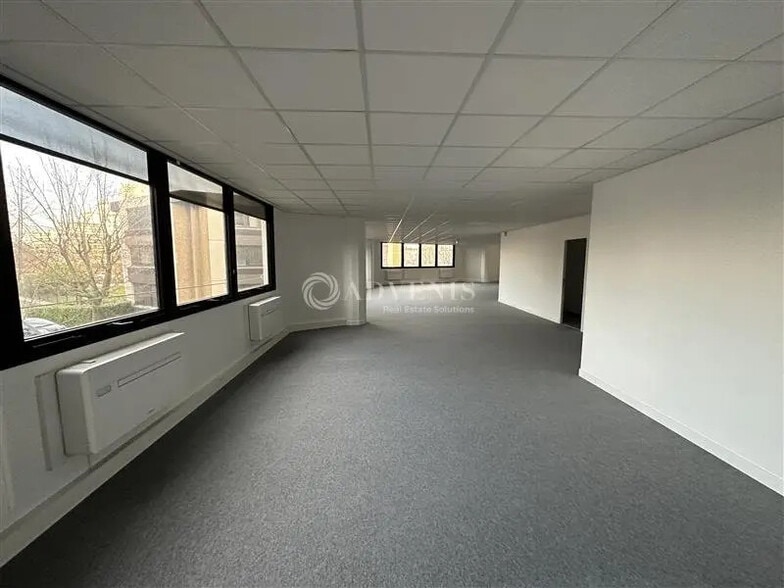 Office in Créteil for lease - Interior Photo - Image 3 of 6