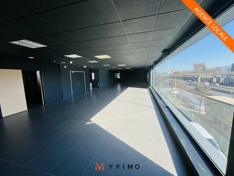 Flex in Nanterre for lease - Building Photo - Image 1 of 5