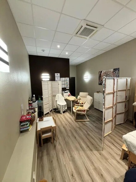 44 Place Du Village, Bâgé-Dommartin for lease - Interior Photo - Image 2 of 4