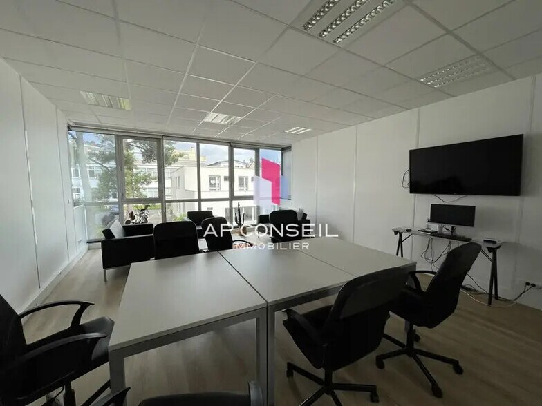 Office in Versailles for lease - Interior Photo - Image 3 of 9