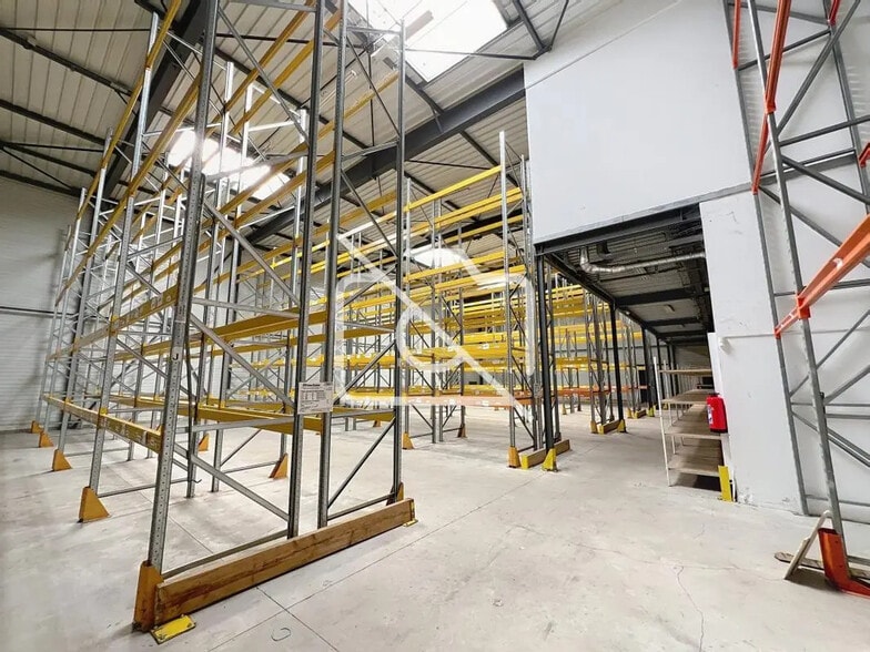 Industrial in Méré for sale - Interior Photo - Image 2 of 7