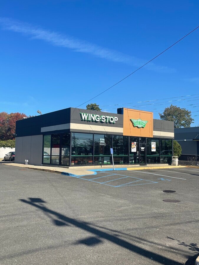 330 E Montauk Hwy, Lindenhurst, NY 11757 Wingstop