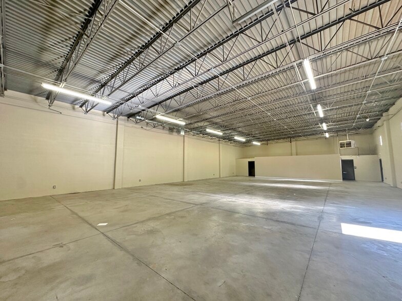 5611 SW 38th St, Oklahoma City, OK for lease - Interior Photo - Image 2 of 4