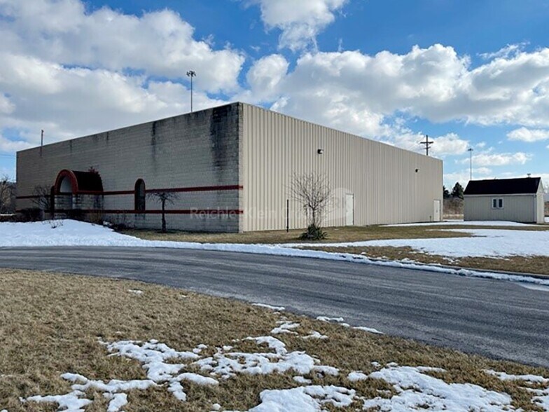 740 Glenwood Rd, Rossford, OH 43460