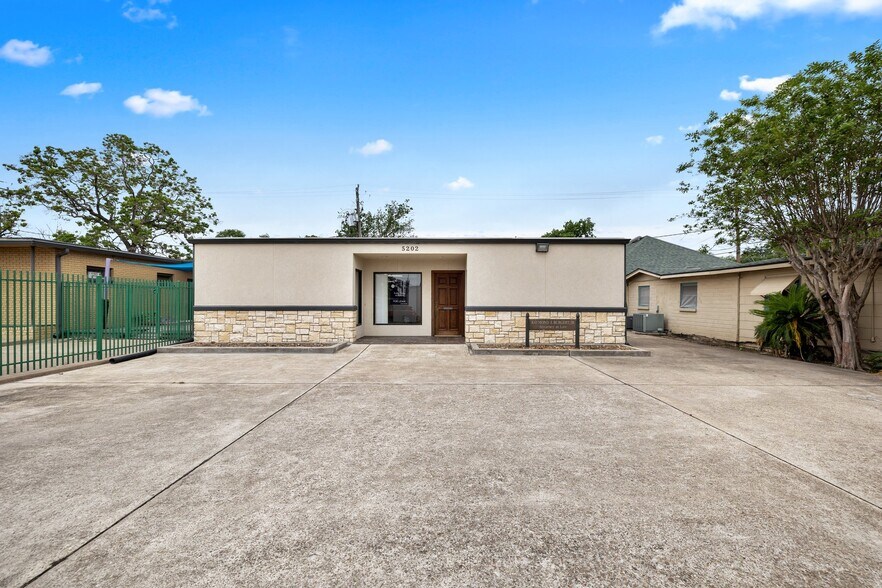 5202 Spruce St, Bellaire, TX for sale - Building Photo - Image 1 of 1