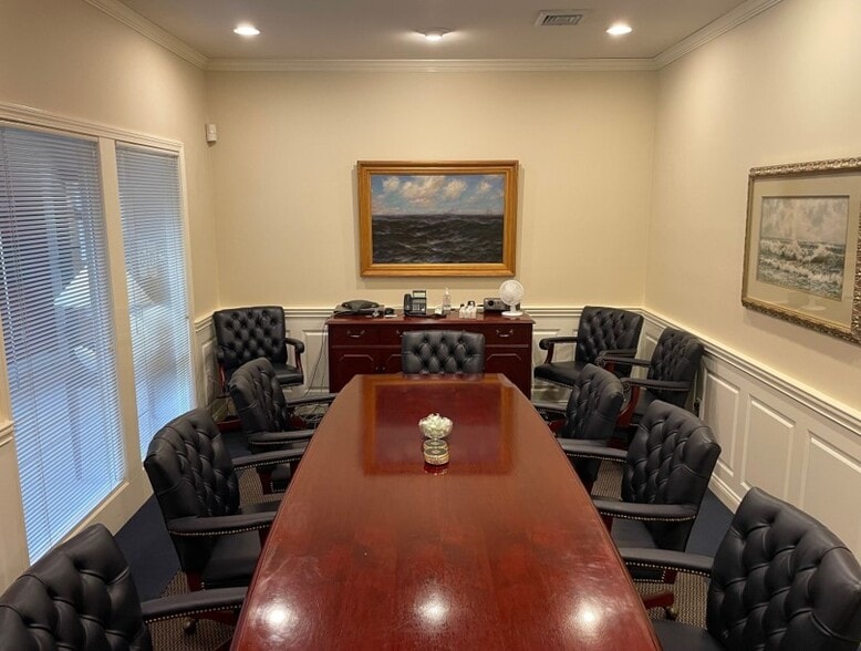 1370 S County Trl, East Greenwich, RI for lease - Interior Photo - Image 2 of 8