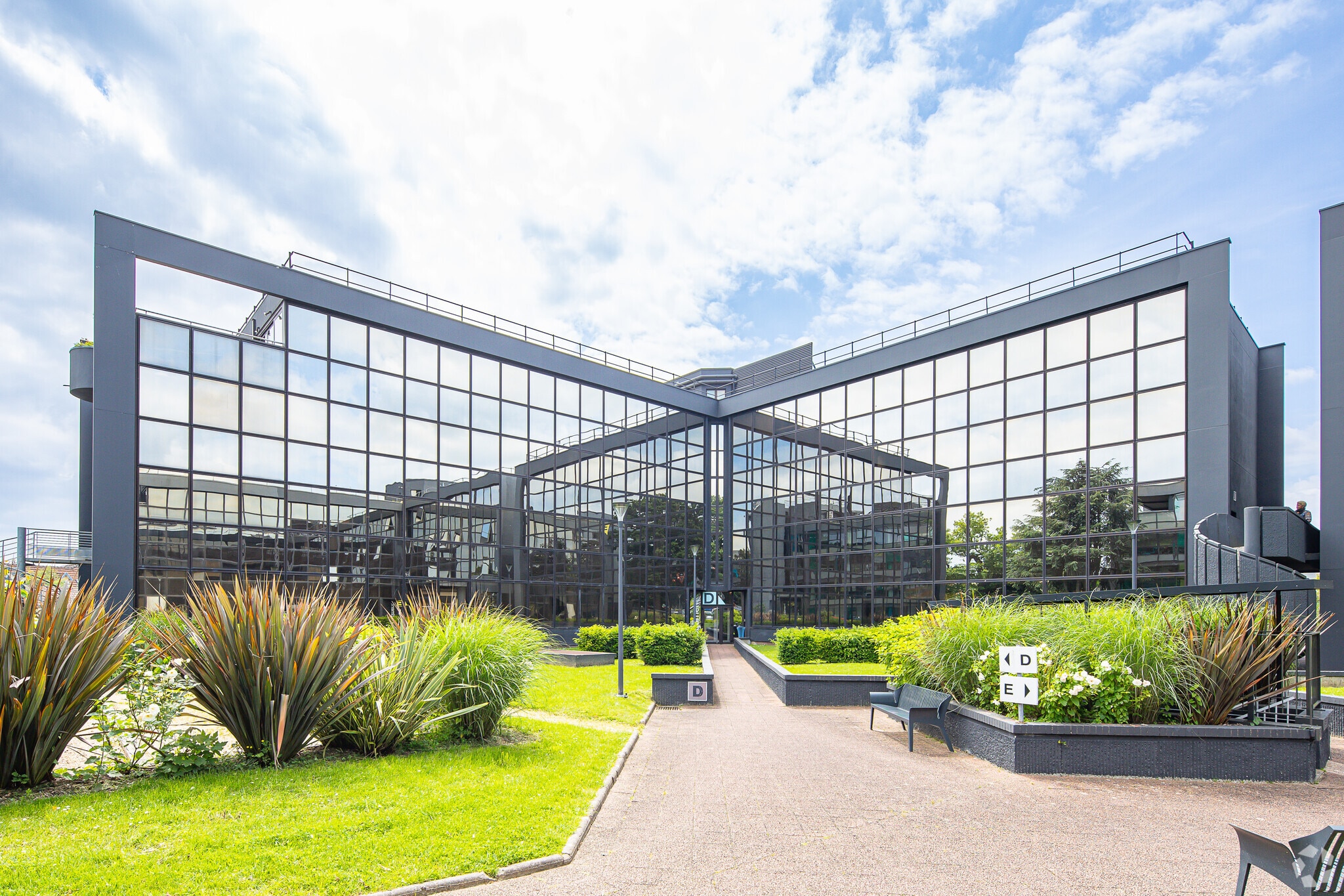 1 Bis Rue Du Petit-Clamart, Vélizy-Villacoublay for lease Primary Photo- Image 1 of 3