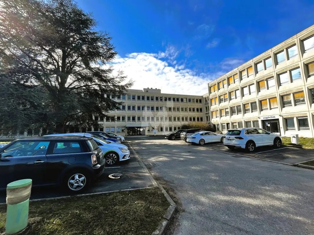 Office in Ris-Orangis for lease Building Photo- Image 1 of 17