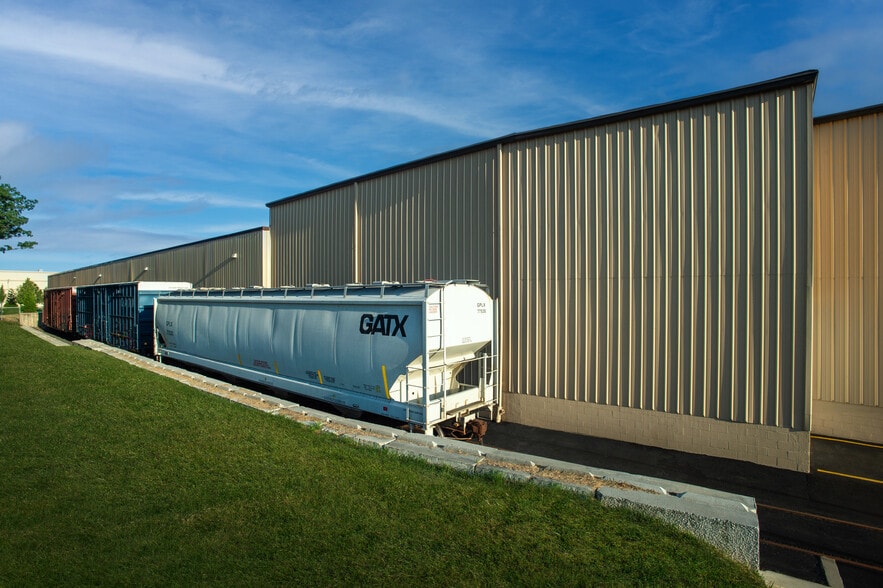 195 Raritan Center Pky, Edison, NJ for lease - Building Photo - Image 2 of 4