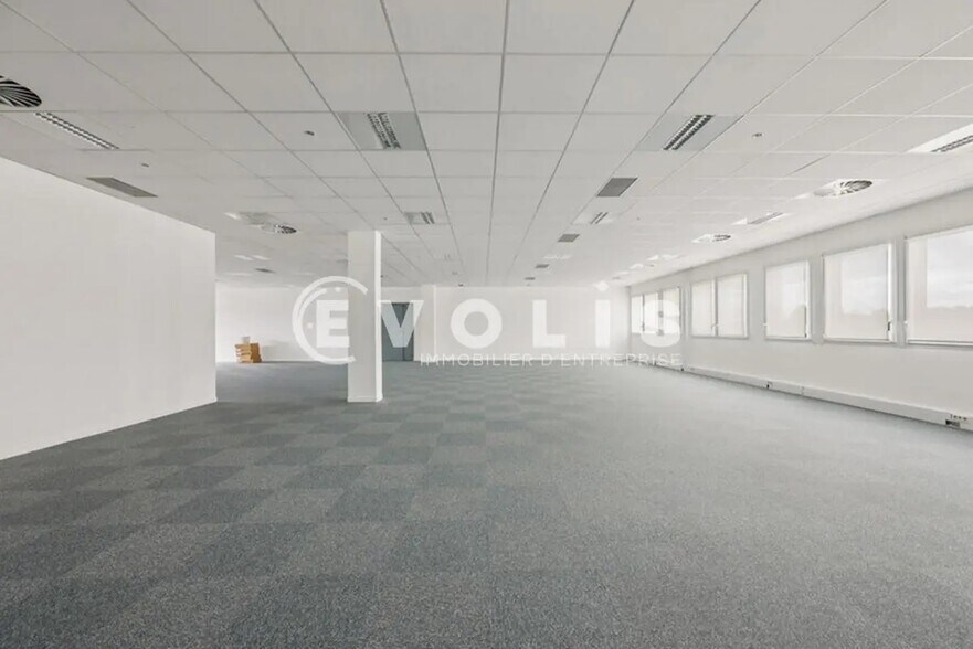 Office in Bondy for lease - Building Photo - Image 2 of 14