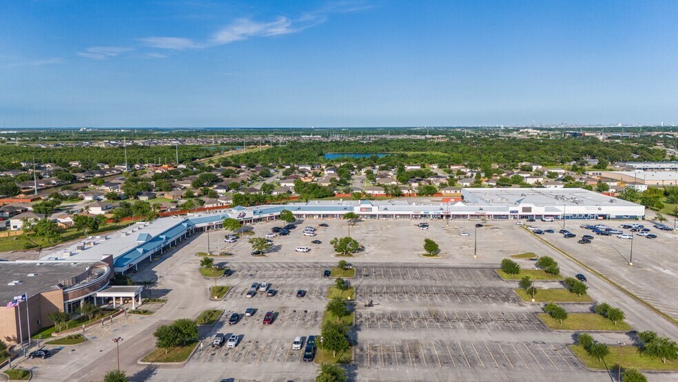 9300 Emmett F Lowry Expy, Texas City, TX for lease - Building Photo - Image 1 of 12